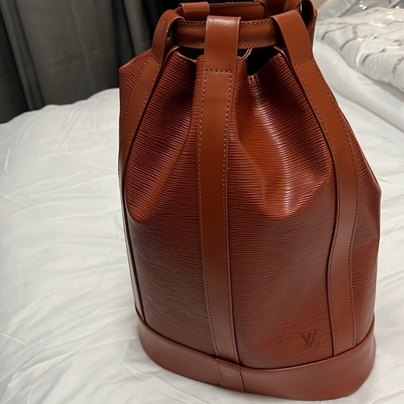 LOUIS VUITTON Randonnee PM
M43083 Kenyan Brown Epi Backpack - Picture 6 of 10